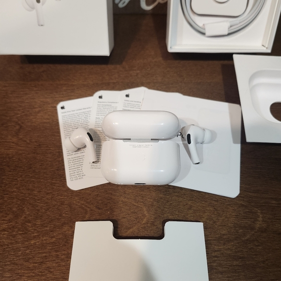 Apple AirPods Pro - Picture 3 of 10